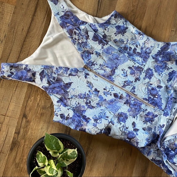 🦋Blue floral Mini Dress - Picture 2 of 10